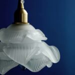 Suspension ancienne en opaline et laiton – Image 5