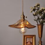 Suspension en verre soufflé fumé et laiton pétale