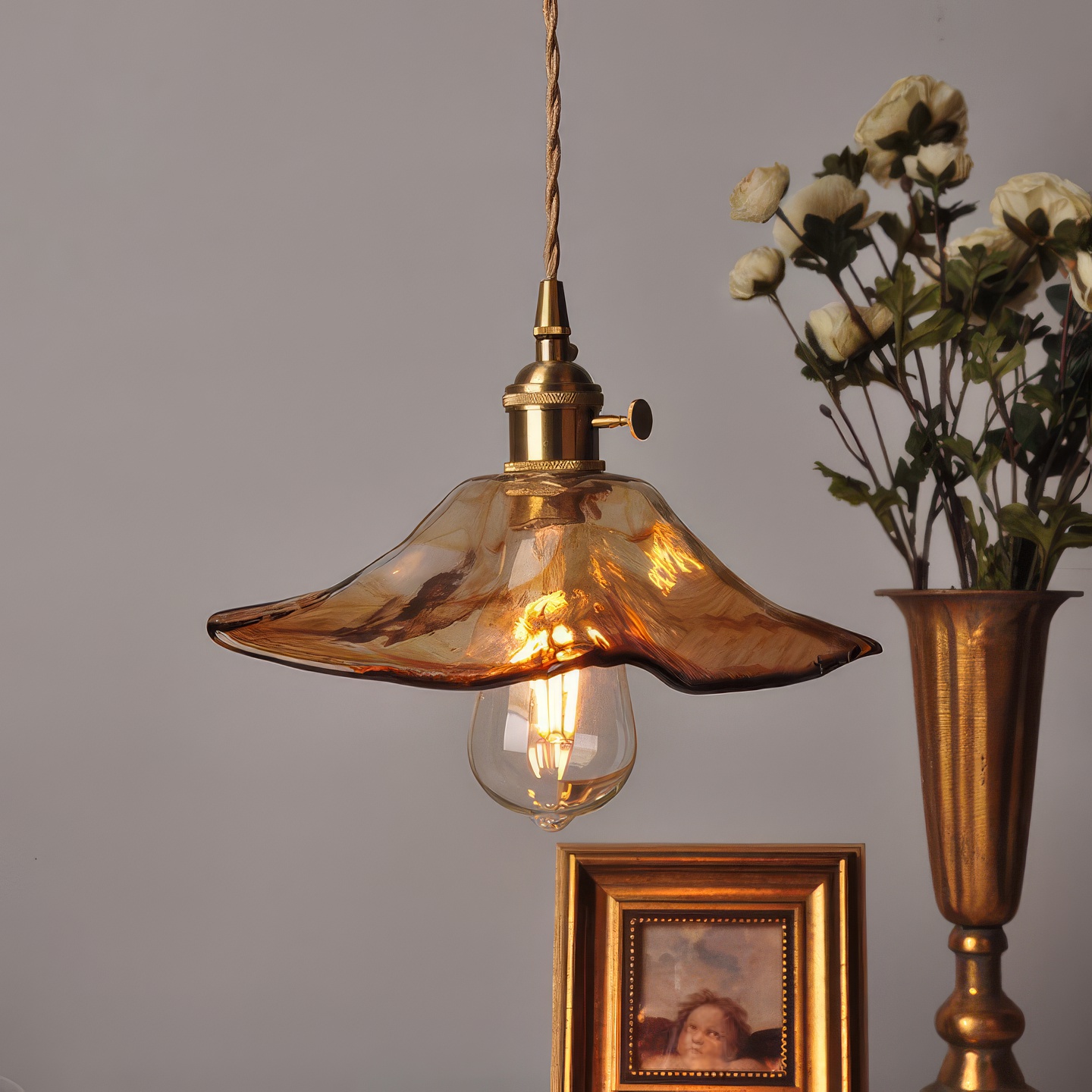 image Suspension en verre soufflé fumé et laiton pétale – Image 1