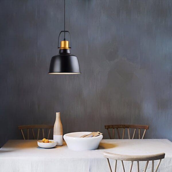 Suspension industrielle noire avec finition dorée