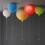 Suspension enfant ballon au plafond