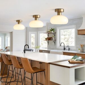 Plafonnier blanc et laiton 