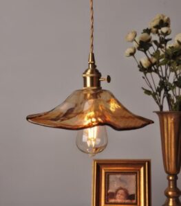 Suspension en verre soufflé fumé et laiton pétale