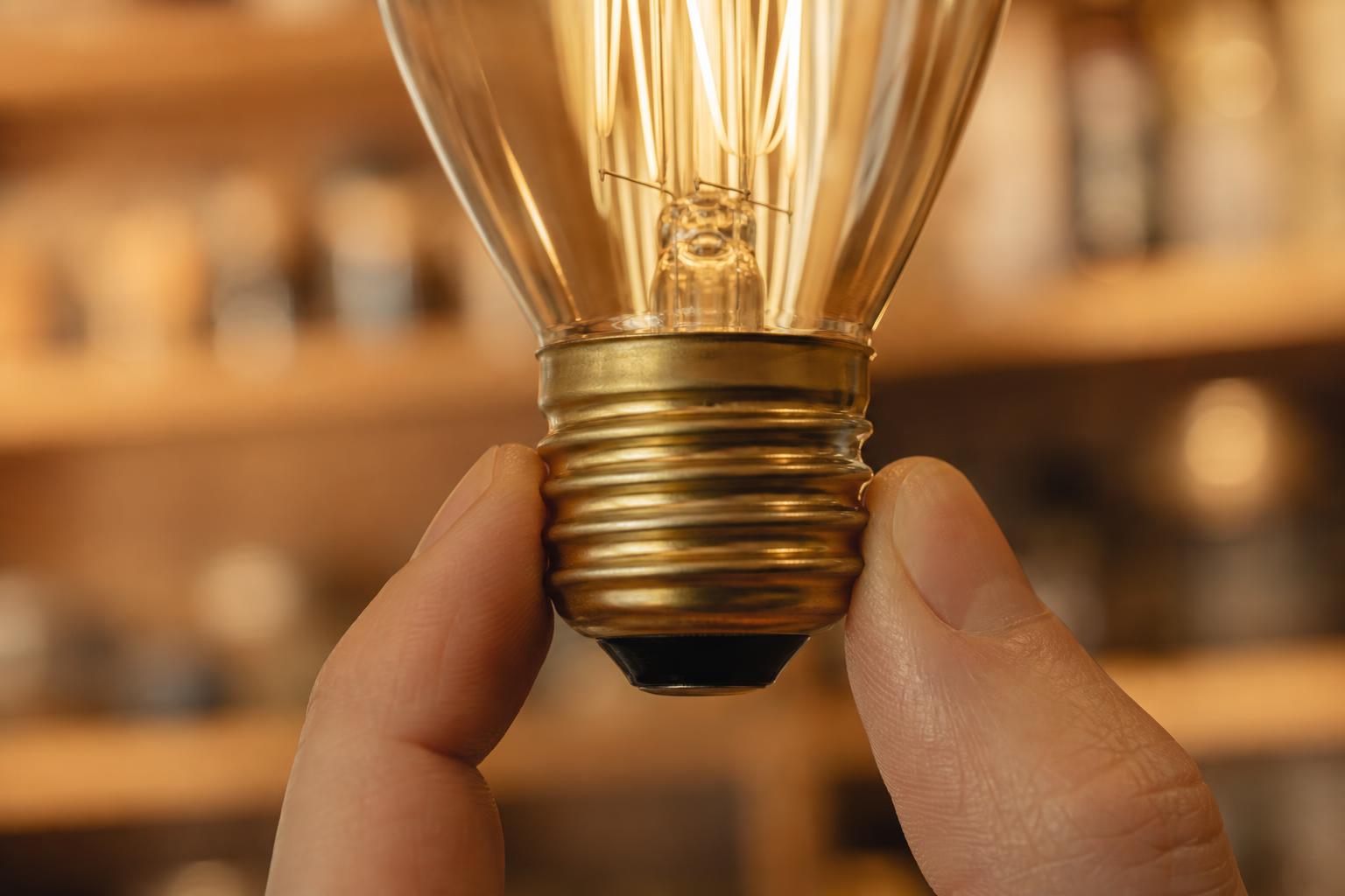 Gros plan culot à vis E27 ampoule filament identification socket