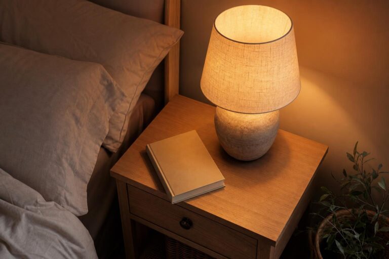 Comment choisir une lampe de chevet : taille, hauteur et ampoule