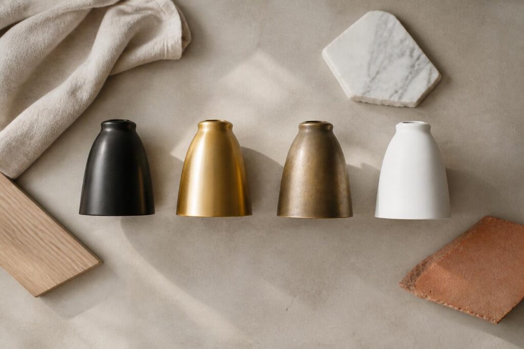Comparatif finitions luminaires noir doré laiton blanc sur béton ciré