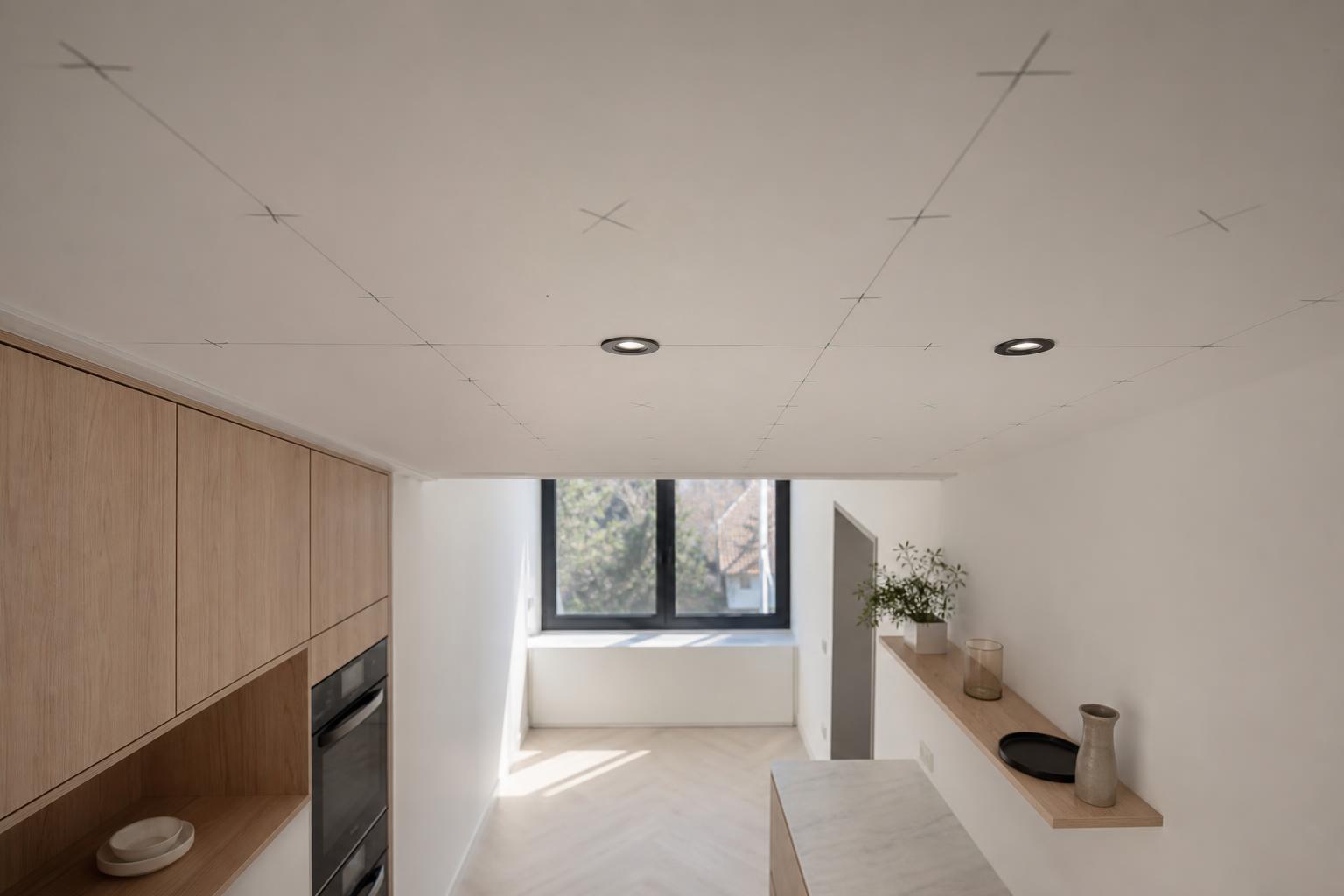 Vue plongeante plafond blanc avec repères implantation grille spots encastrés