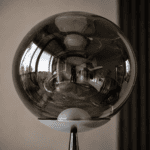 Lampadaire boule verre fumé design coloris gris