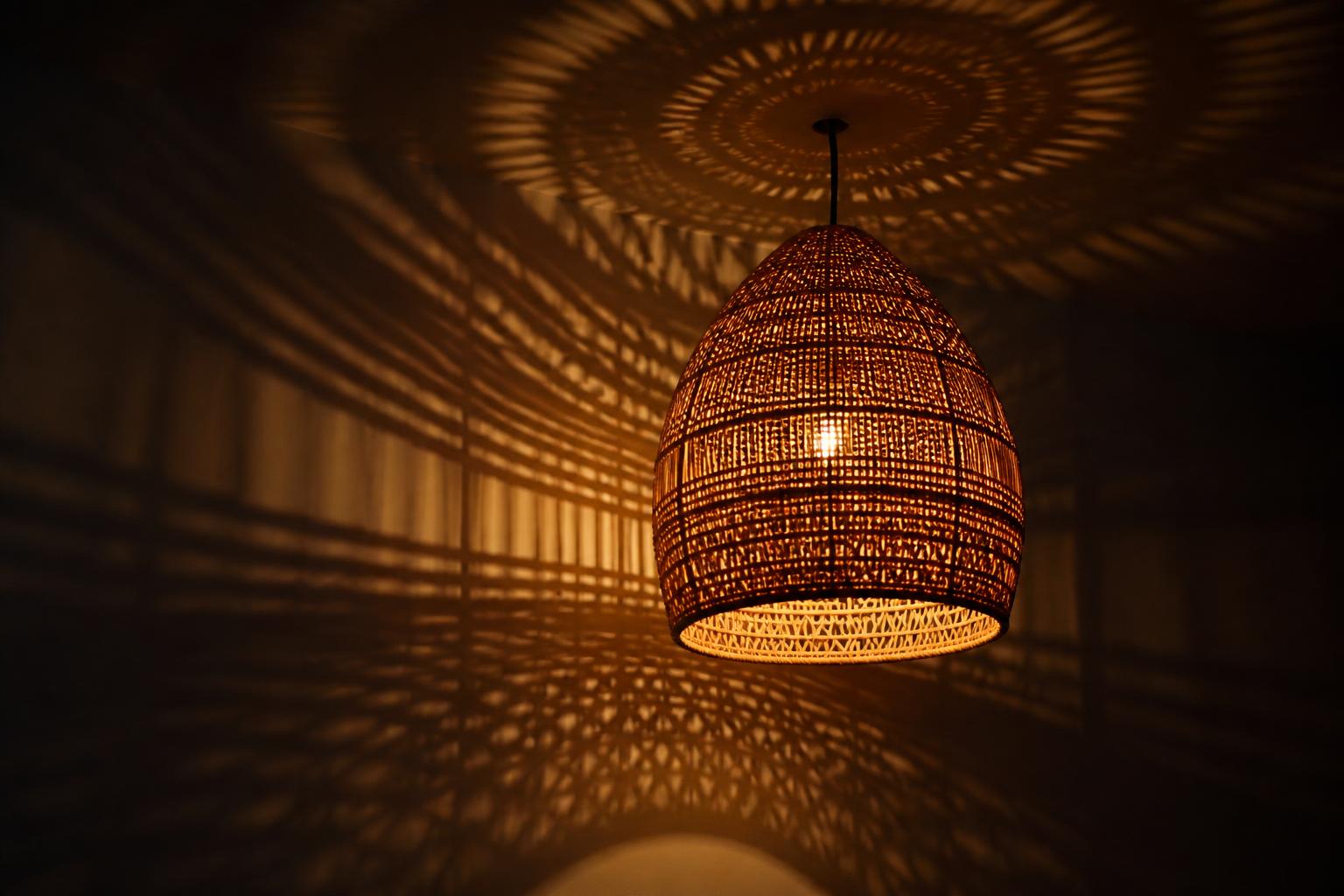 Ombres portées suspension rotin osier mur blanc ambiance cocooning nuit